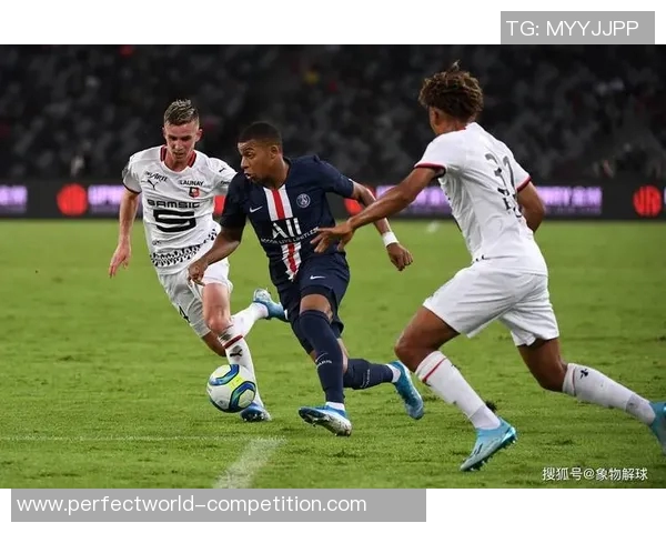 西甲激战：里昂顽强逼平巴黎圣日耳曼神扑成比赛转折点