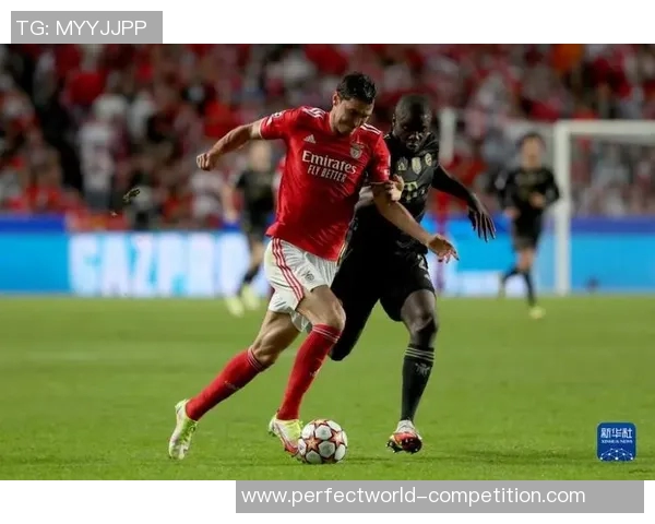 欧冠激战本菲卡与曼联战成平局乌龙球引发全场热议与转会传闻