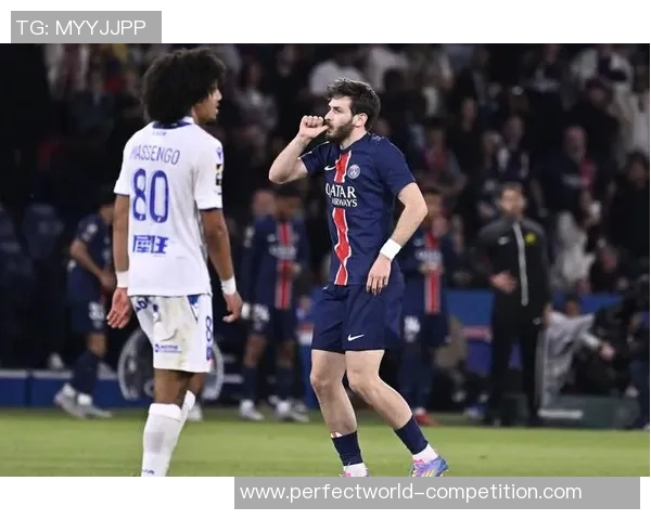 西甲激战热刺与巴黎圣日耳曼平局红牌事件引发全场热议与争议 西甲激战热刺与巴黎圣日耳曼平局红牌事件引发全场热议与争议